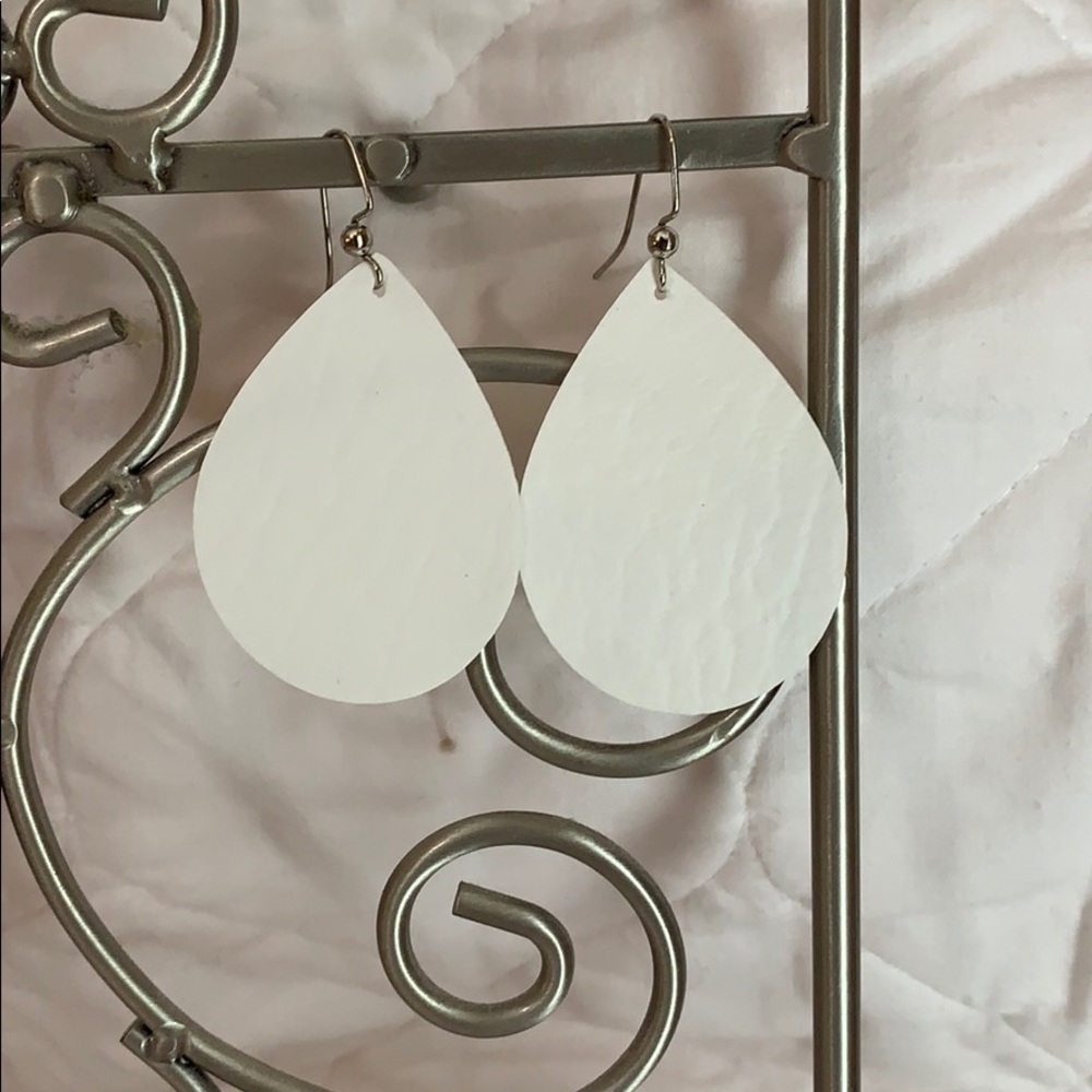 Faux leather earrings -white